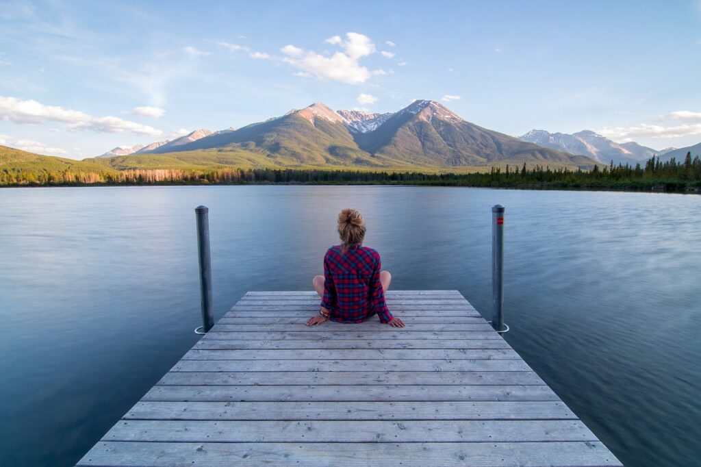 femme face à un lac